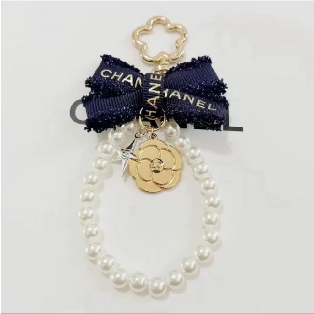 Chanel Gift keychain - Picture 1 of 6